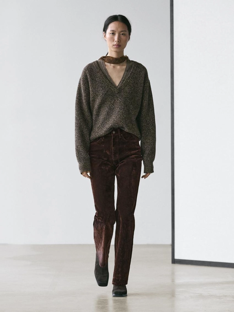 Джинсы буткат с высокой посадкой и отделкой флок