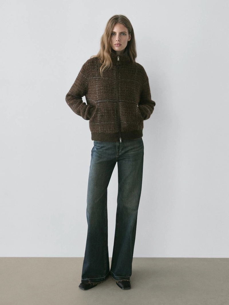 Джинсы с расклешенными штанинами средней посадки