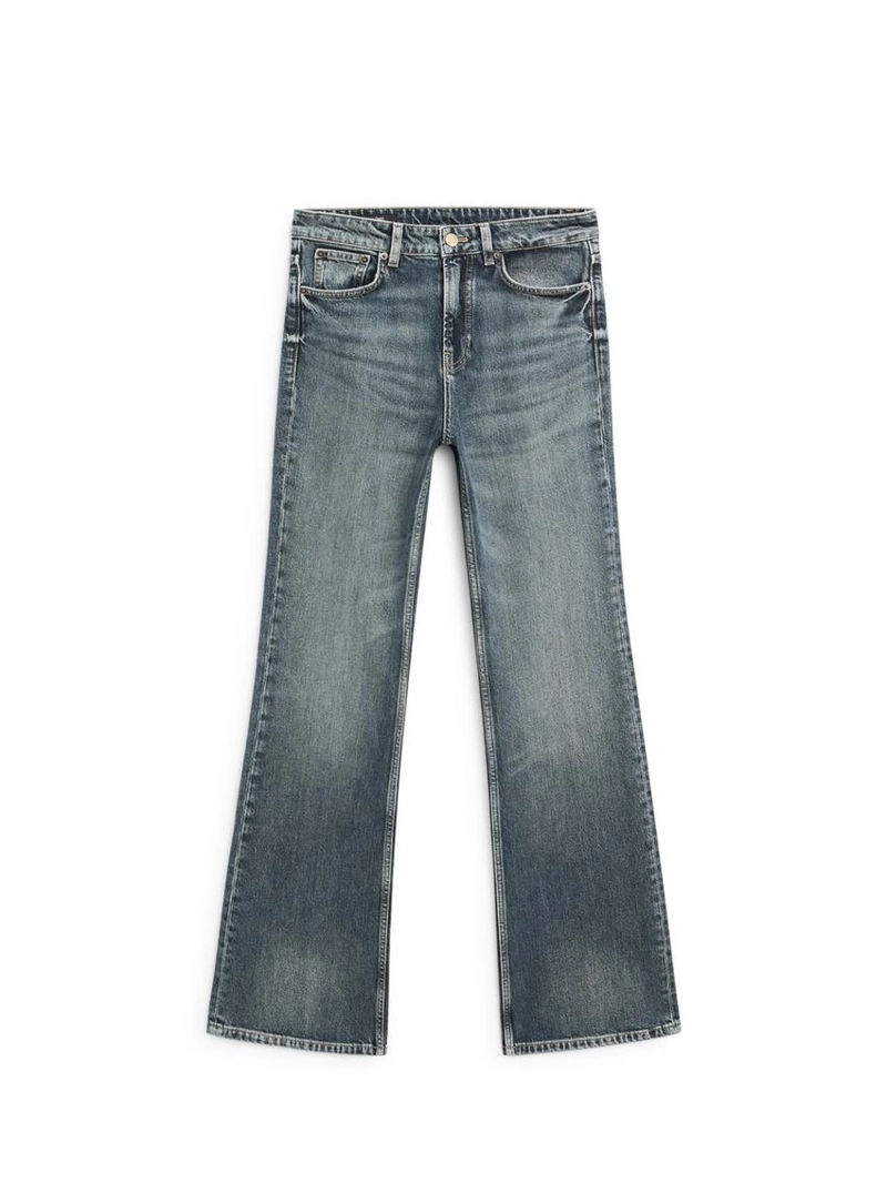 Джинсы прямого фасона с расклешенным низом и средней посадкой