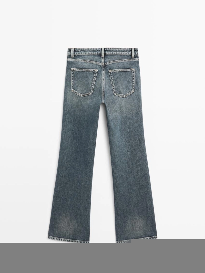 Джинсы прямого фасона с расклешенным низом и средней посадкой