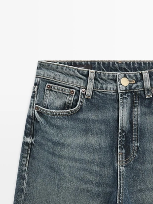 Джинсы прямого фасона с расклешенным низом и средней посадкой- Заказать в России