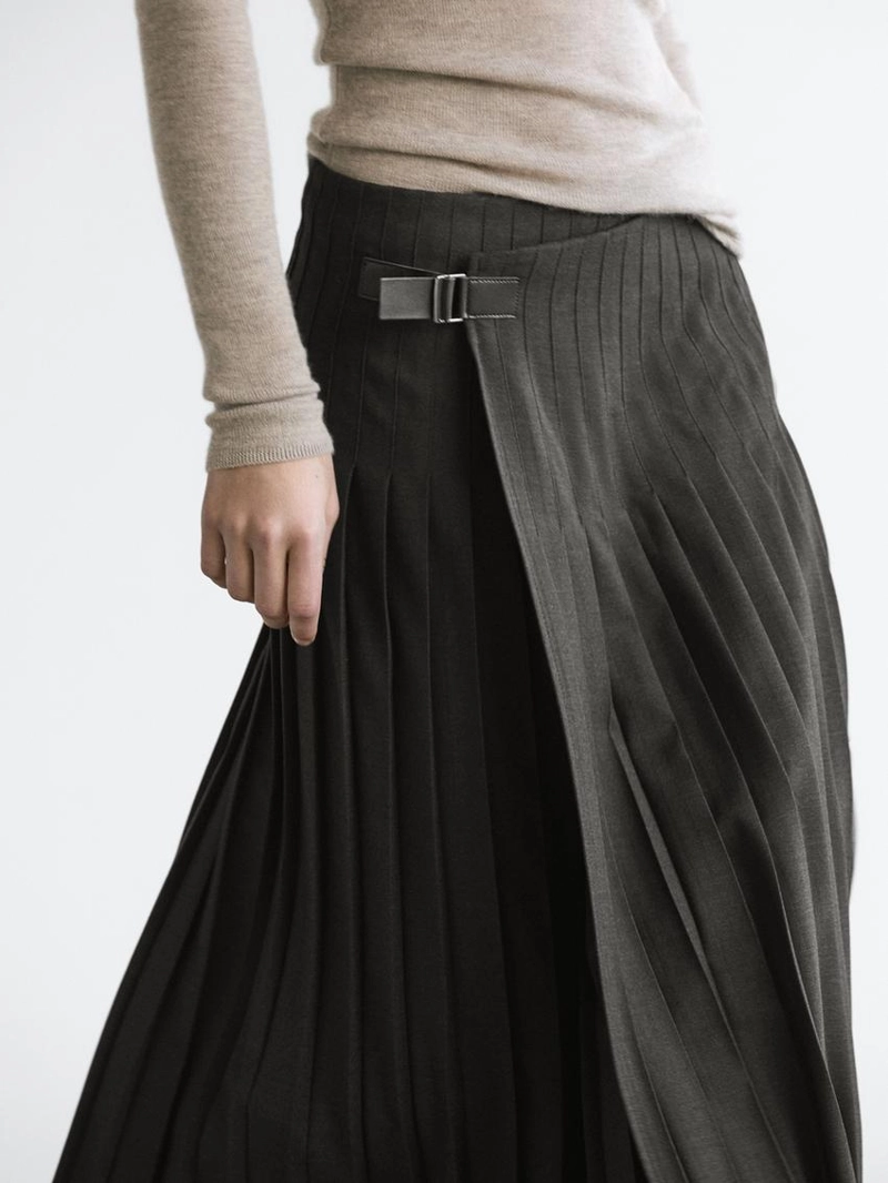 Плиссированная юбка миди с аппликацией