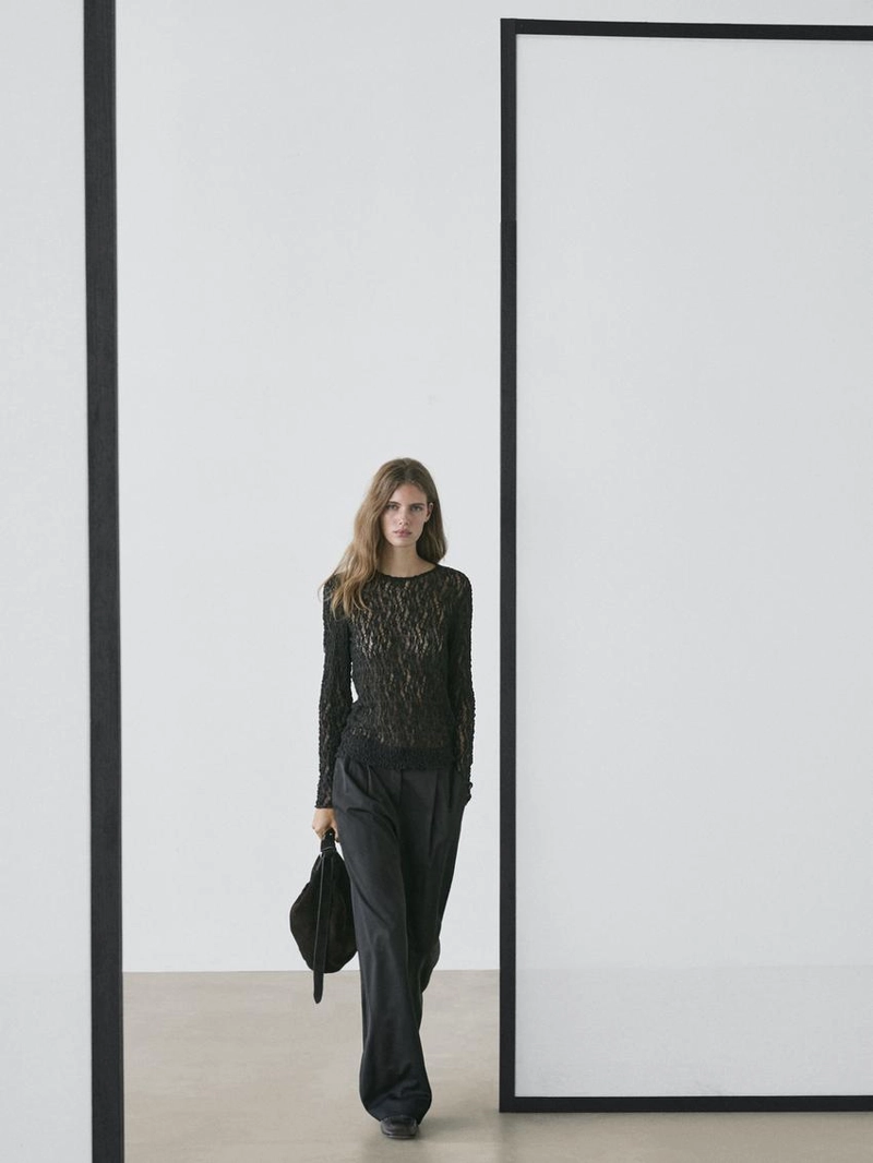 Вязаный топ с длинными рукавами и кружевом