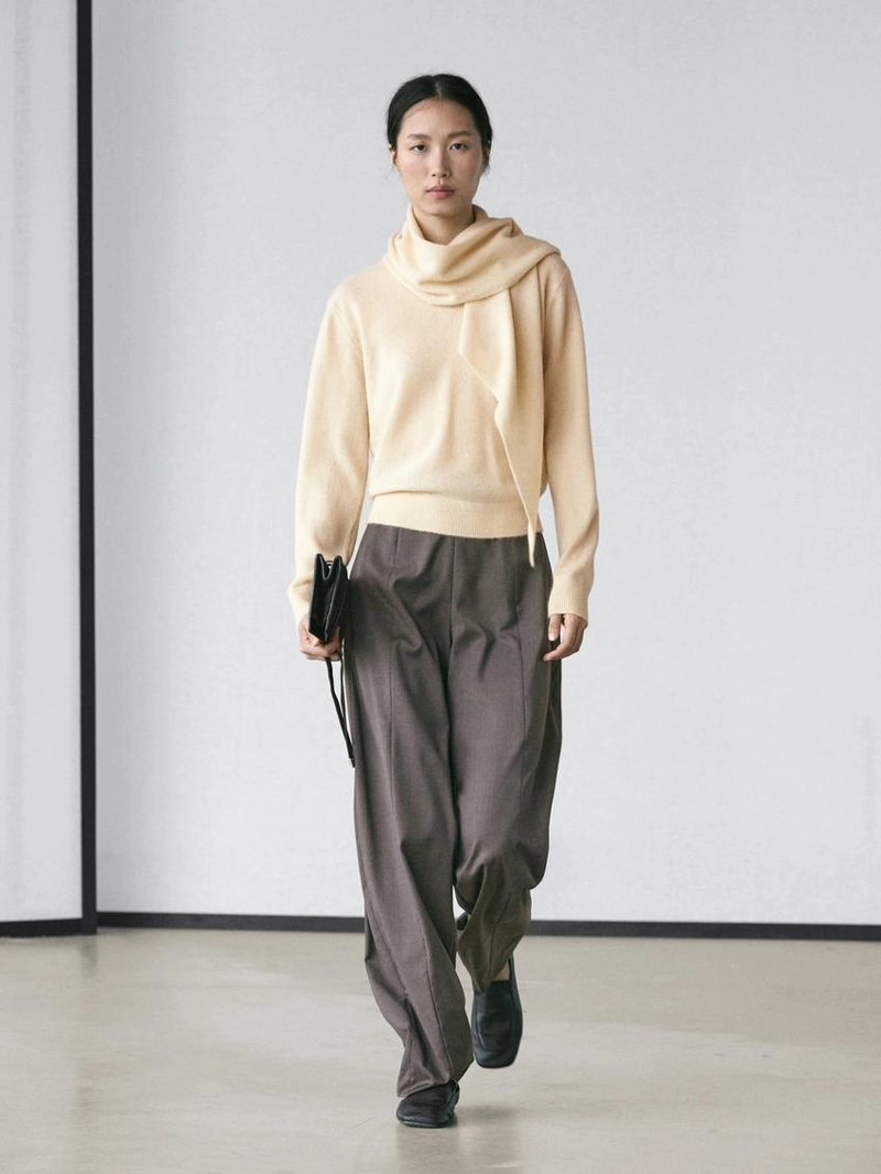 Трикотажный свитер с деталями шарфа