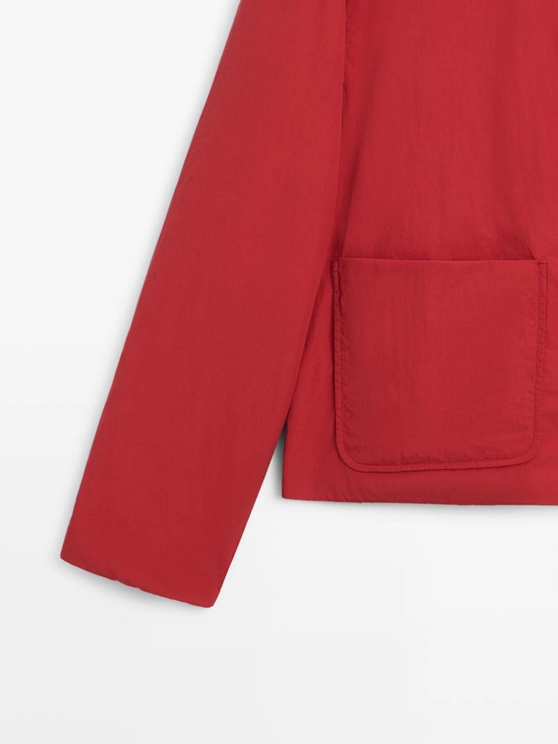 Короткий пуховик с карманом