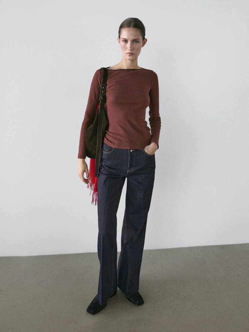 Топ с деталями контрастного цвета