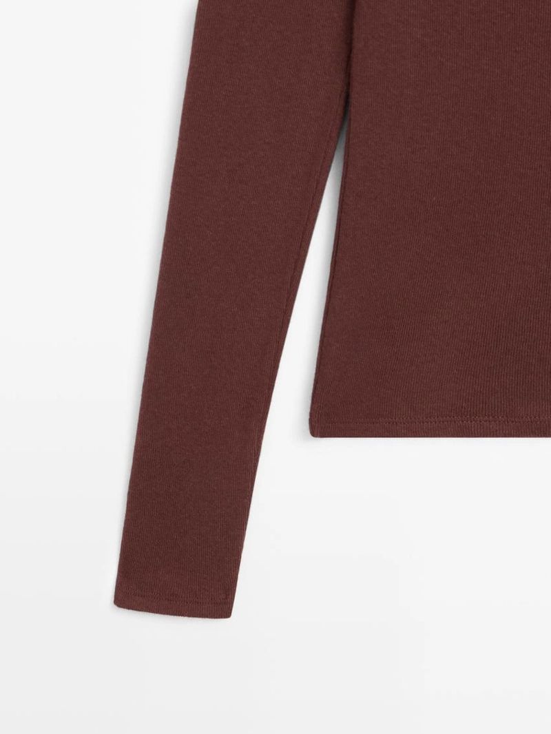 Топ с деталями контрастного цвета