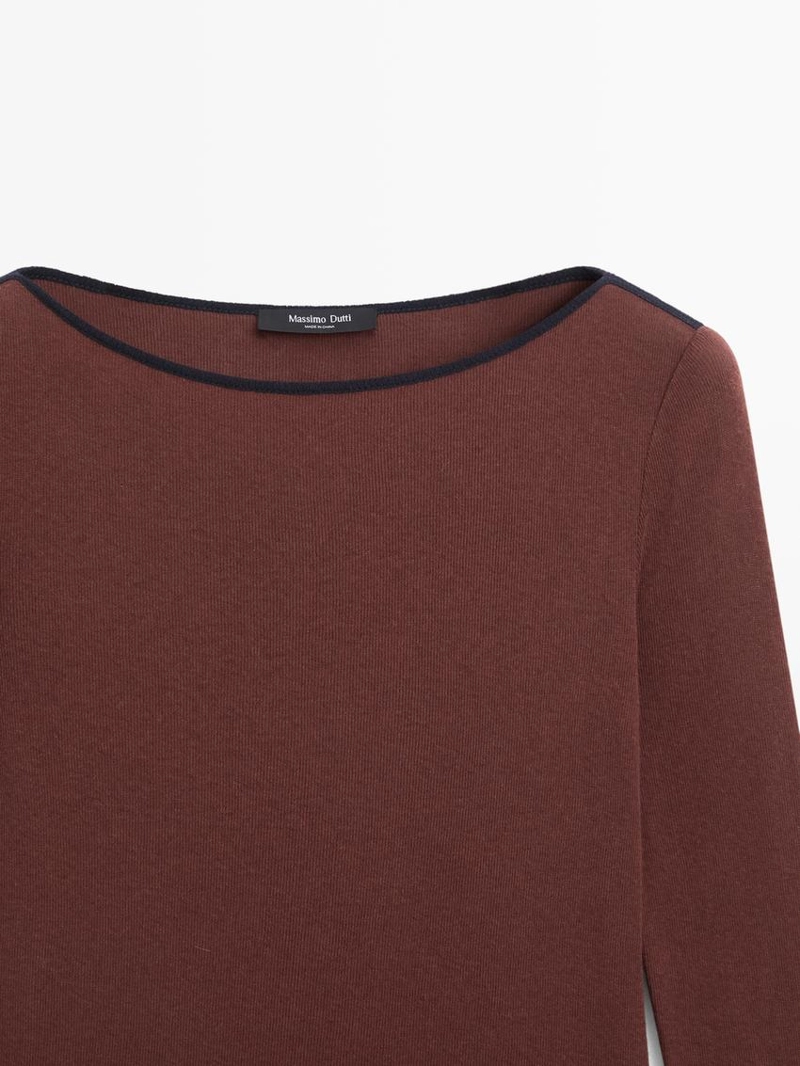 Топ с деталями контрастного цвета