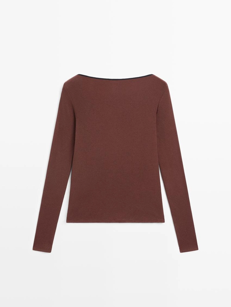 Топ с деталями контрастного цвета