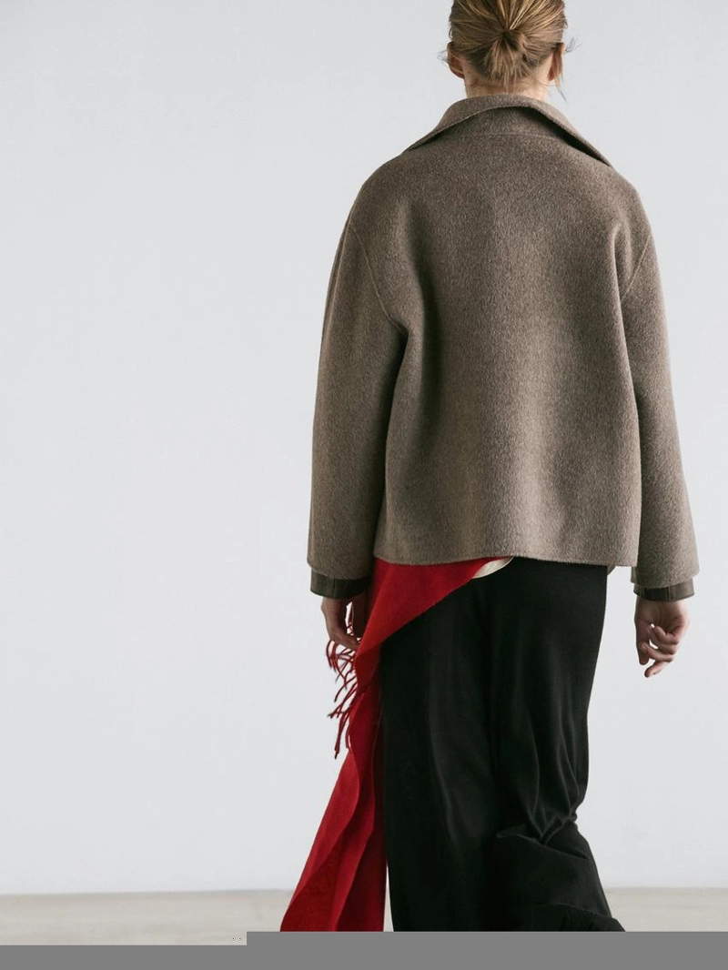 Пальто из шерсти средней длины с высоким воротником