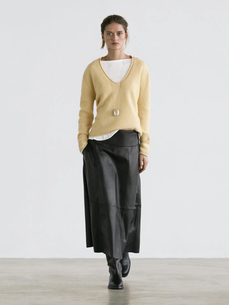 Миди-юбка из натуральной кожи с швами