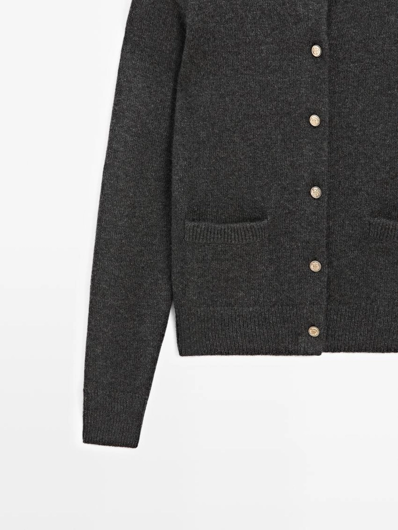 Плетеный кардиган с золотыми пуговицами