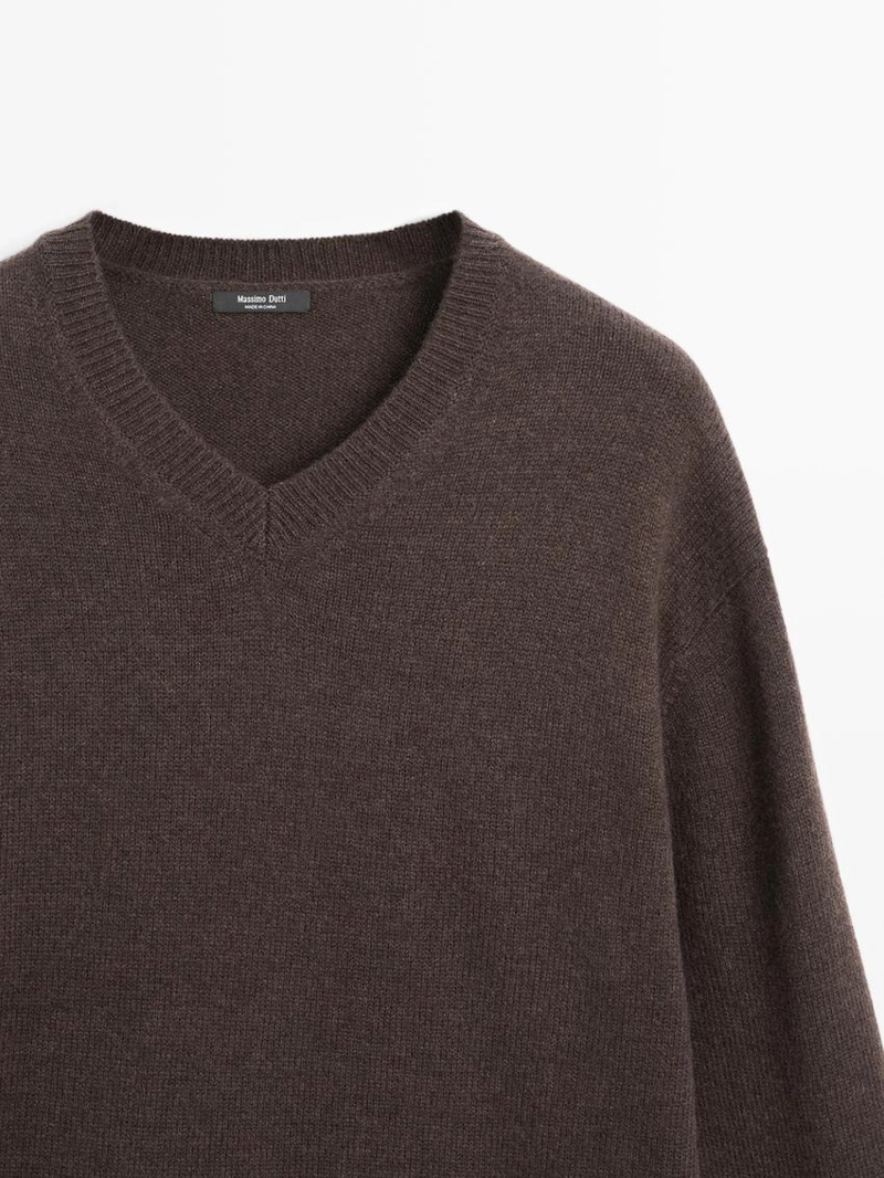 Свитер с v-образным вырезом и объемными рукавами из вязаного кашемирового микса