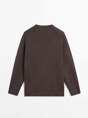 Свитер с V-образным вырезом и объемными рукавами из вязаного кашемирового микса- Заказать в России