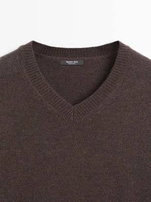 Свитер с V-образным вырезом и объемными рукавами из вязаного кашемирового микса- Заказать в России