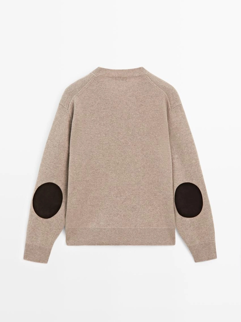 Свитер с v-образным вырезом и локтевыми заплатками