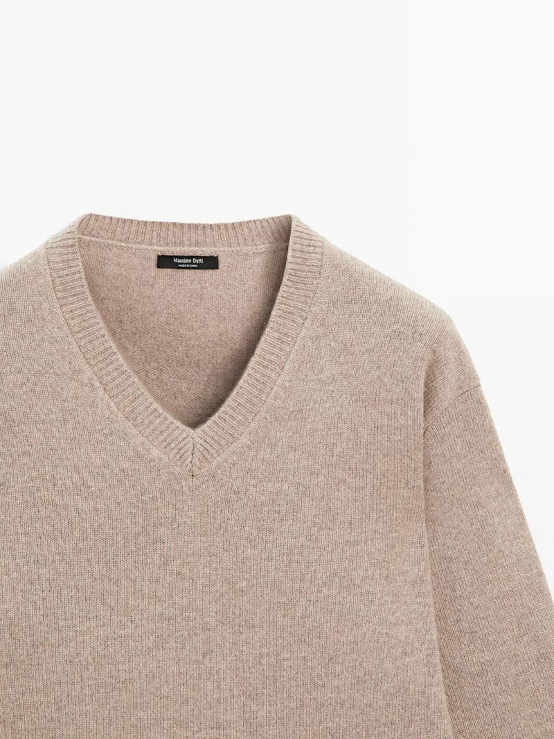 Свитер с v-образным вырезом и локтевыми заплатками