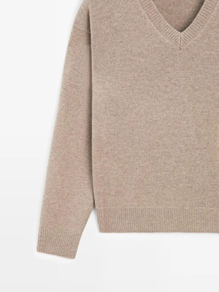 Свитер с V-образным вырезом и локтевыми заплатками- Заказать в России