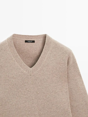 Свитер с V-образным вырезом и локтевыми заплатками- Заказать в России