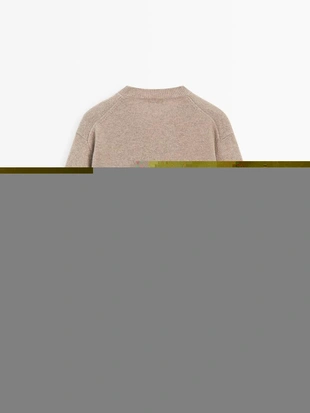 Свитер с V-образным вырезом и локтевыми заплатками- Заказать в России