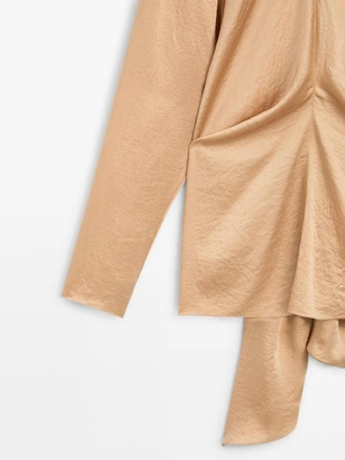 Блуза из шелковистого атласа с завязкой - STUDIO- Заказать в России