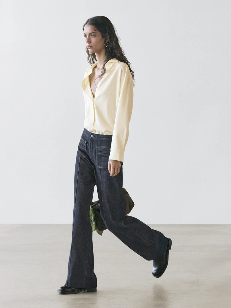 Джинсы с высокой посадкой и расклешенными брючинами с карманами