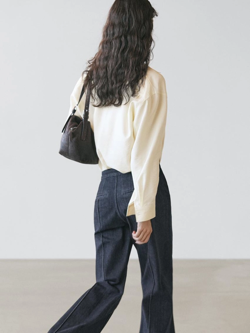 Джинсы с высокой посадкой и расклешенными брючинами с карманами