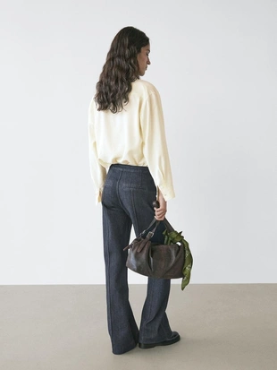 Джинсы с высокой посадкой и расклешенными брючинами с карманами- Заказать в России