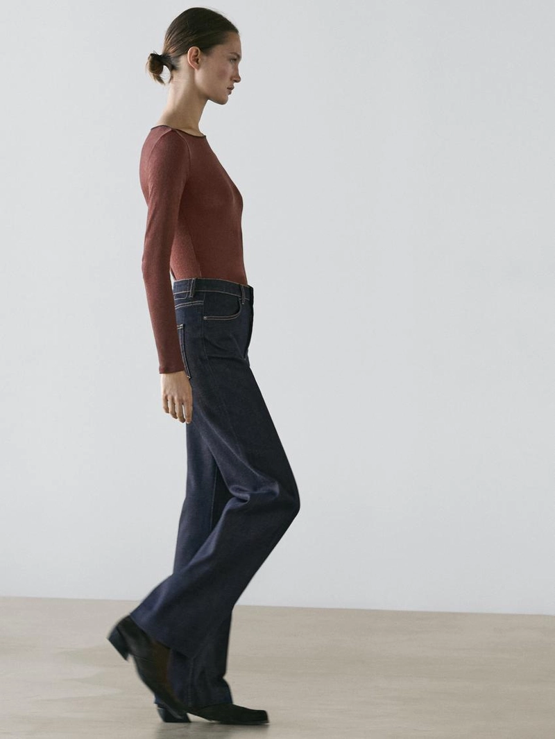 Джинсы с высокой посадкой и расклешенным кроем