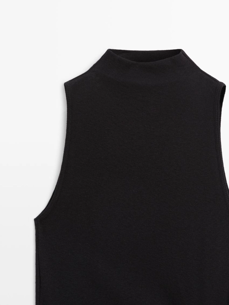 Топ с воротником-воронкой и деталями броши