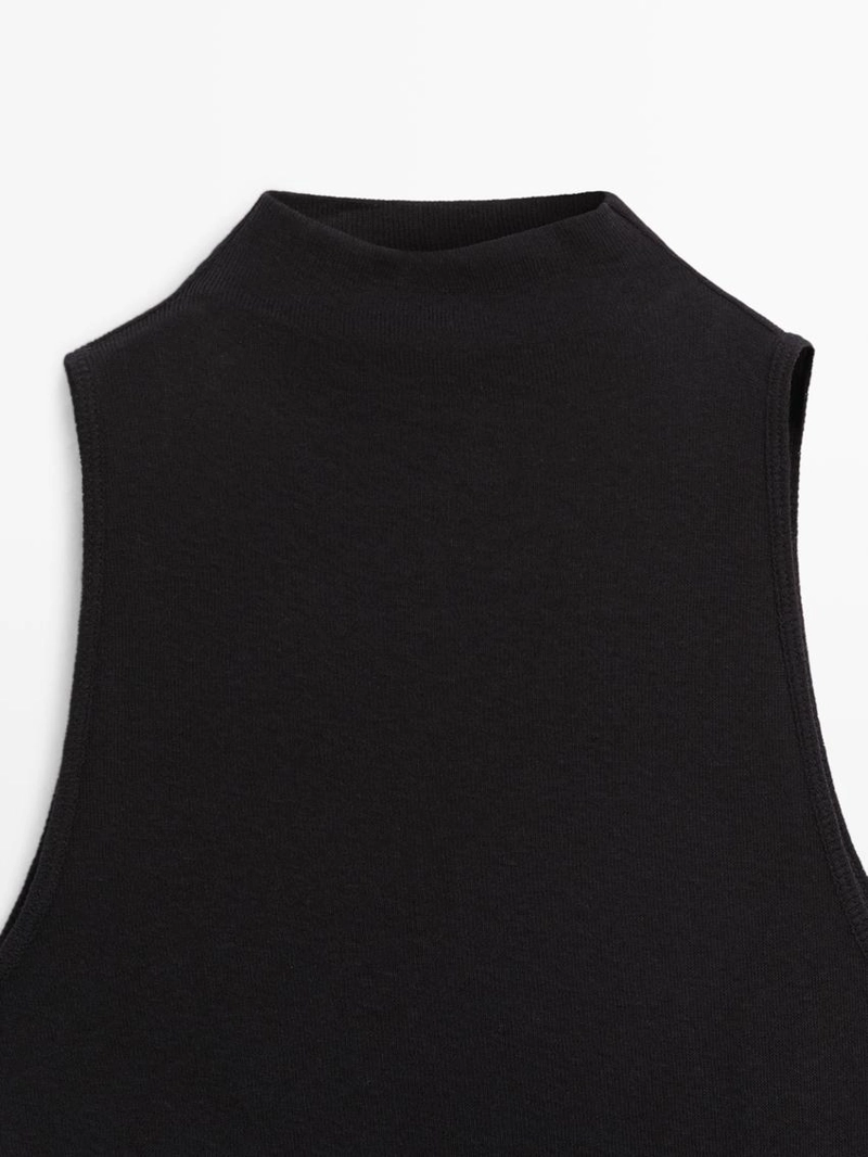 Топ с воротником-воронкой и деталями броши