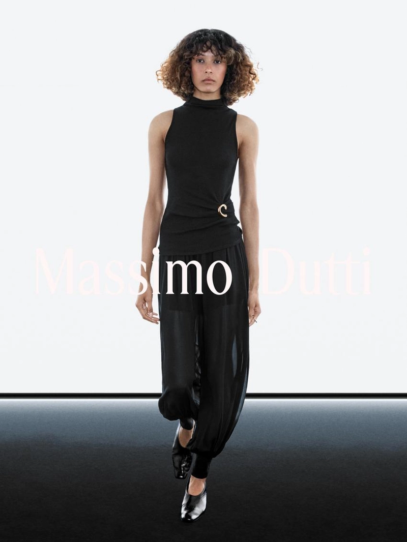 Топ с воротником-воронкой и деталями броши