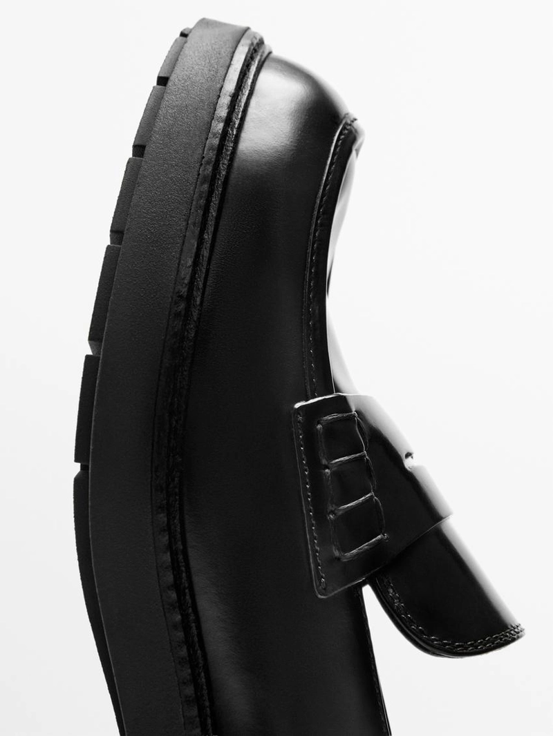 Лоферы с блестящей отделкой и гоночной подошвой