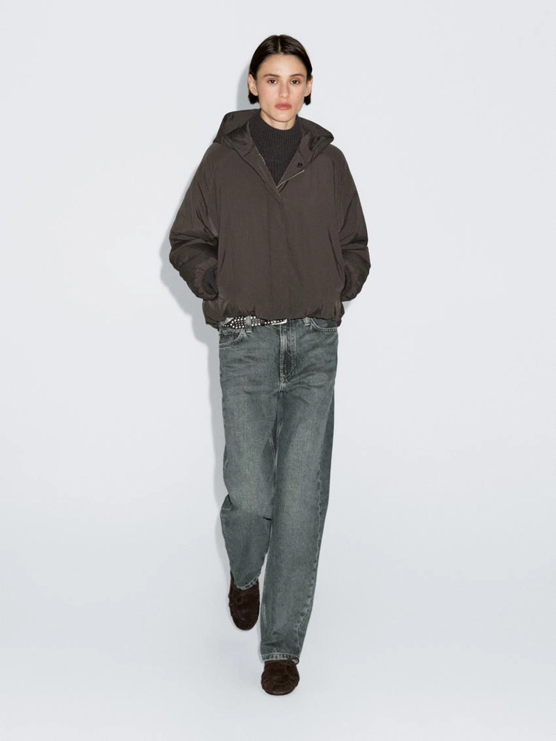 Утепленная куртка-бомбер с капюшоном и водоотталкивающим эффектом