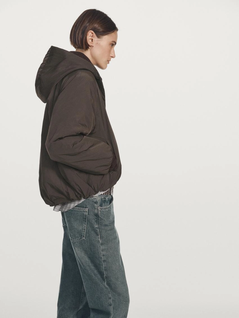 Утепленная куртка-бомбер с капюшоном и водоотталкивающим эффектом