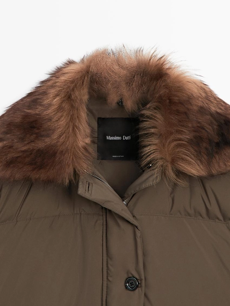 Куртка-пуховик с воротником из меха и водоотталкивающим покрытием