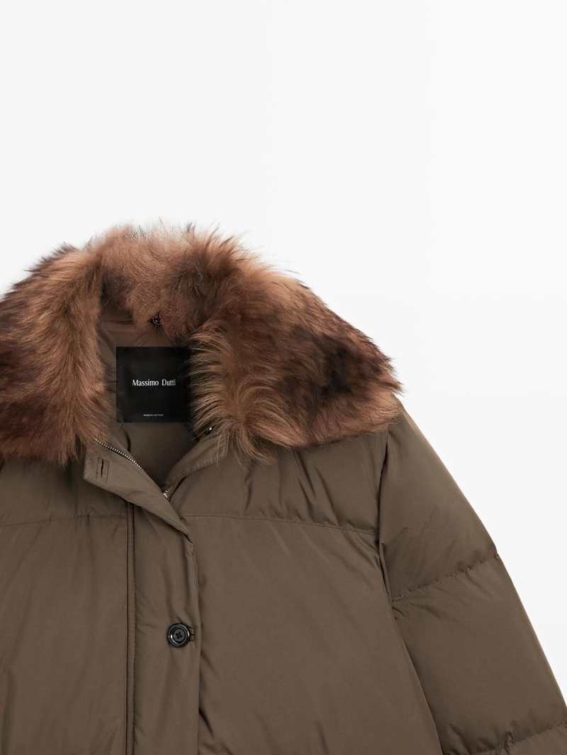 Куртка-пуховик с воротником из меха и водоотталкивающим покрытием