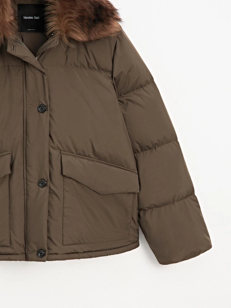 Куртка-пуховик с воротником из меха и водоотталкивающим покрытием