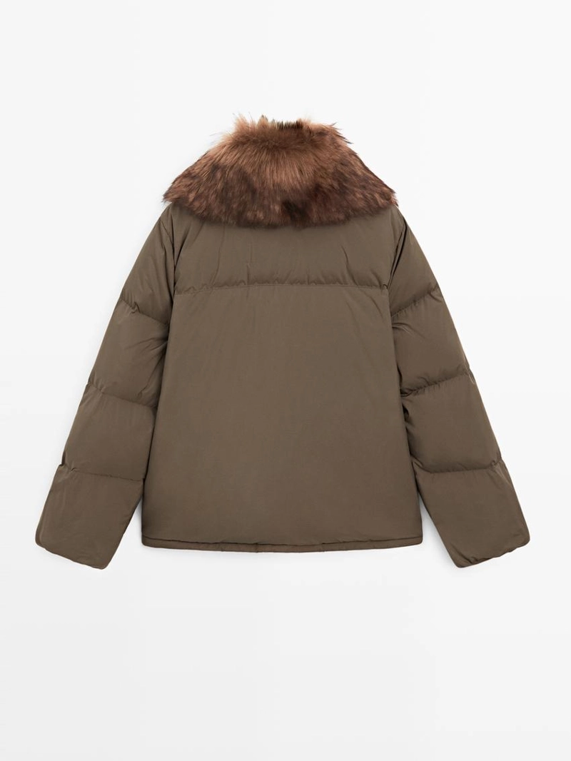 Куртка-пуховик с воротником из меха и водоотталкивающим покрытием