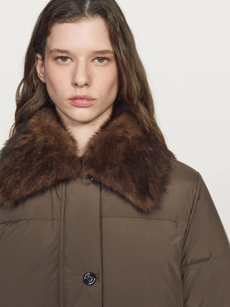 Куртка-пуховик с воротником из меха и водоотталкивающим покрытием