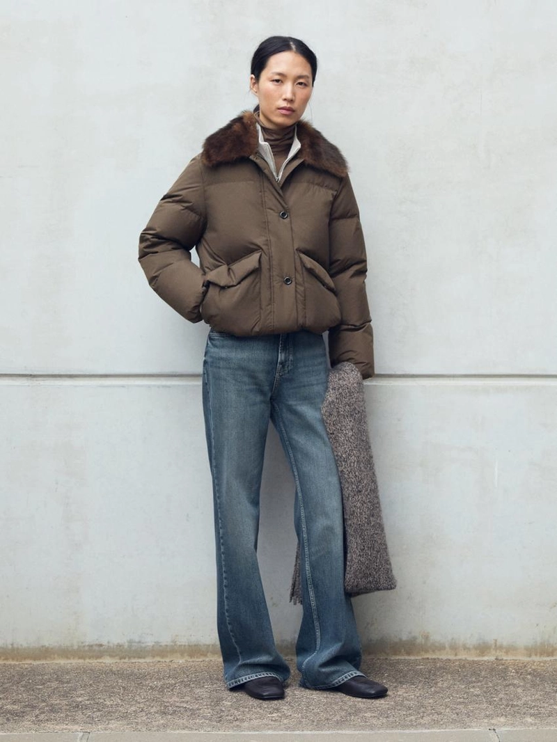 Куртка-пуховик с воротником из меха и водоотталкивающим покрытием