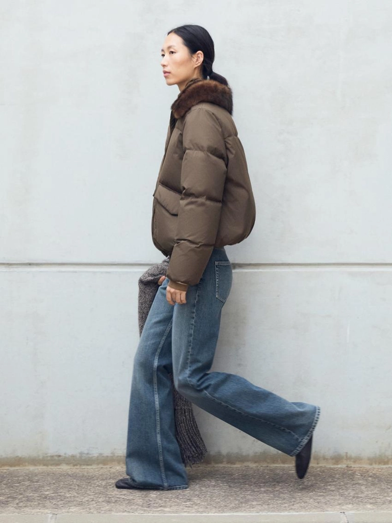 Куртка-пуховик с воротником из меха и водоотталкивающим покрытием