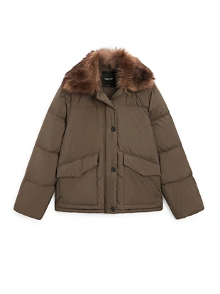 Куртка-пуховик с воротником из меха и водоотталкивающим покрытием- Заказать в России