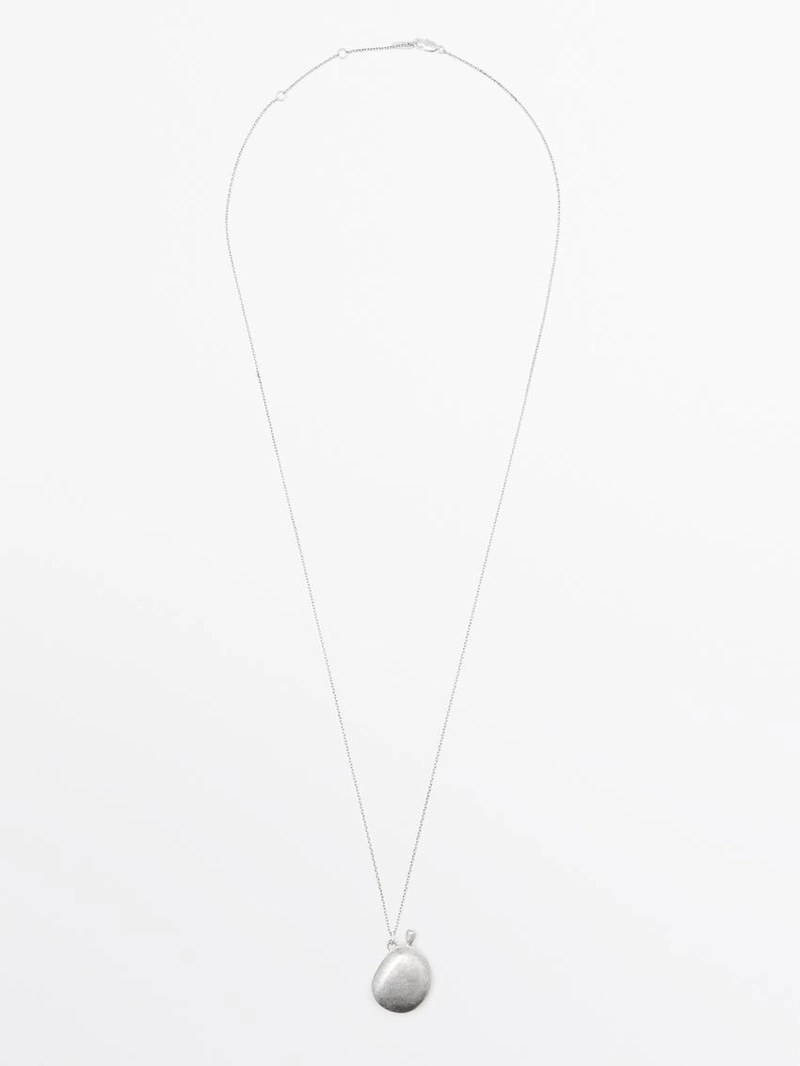 Ожерелье с металлическим подвеской