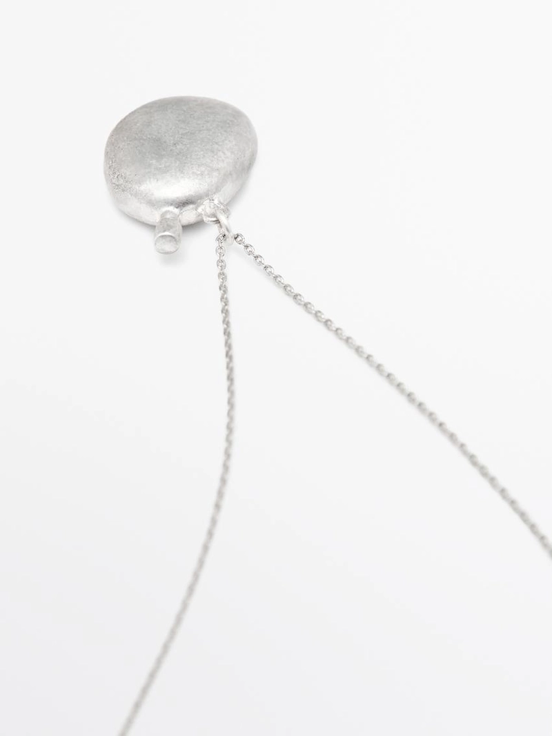 Ожерелье с металлическим подвеской