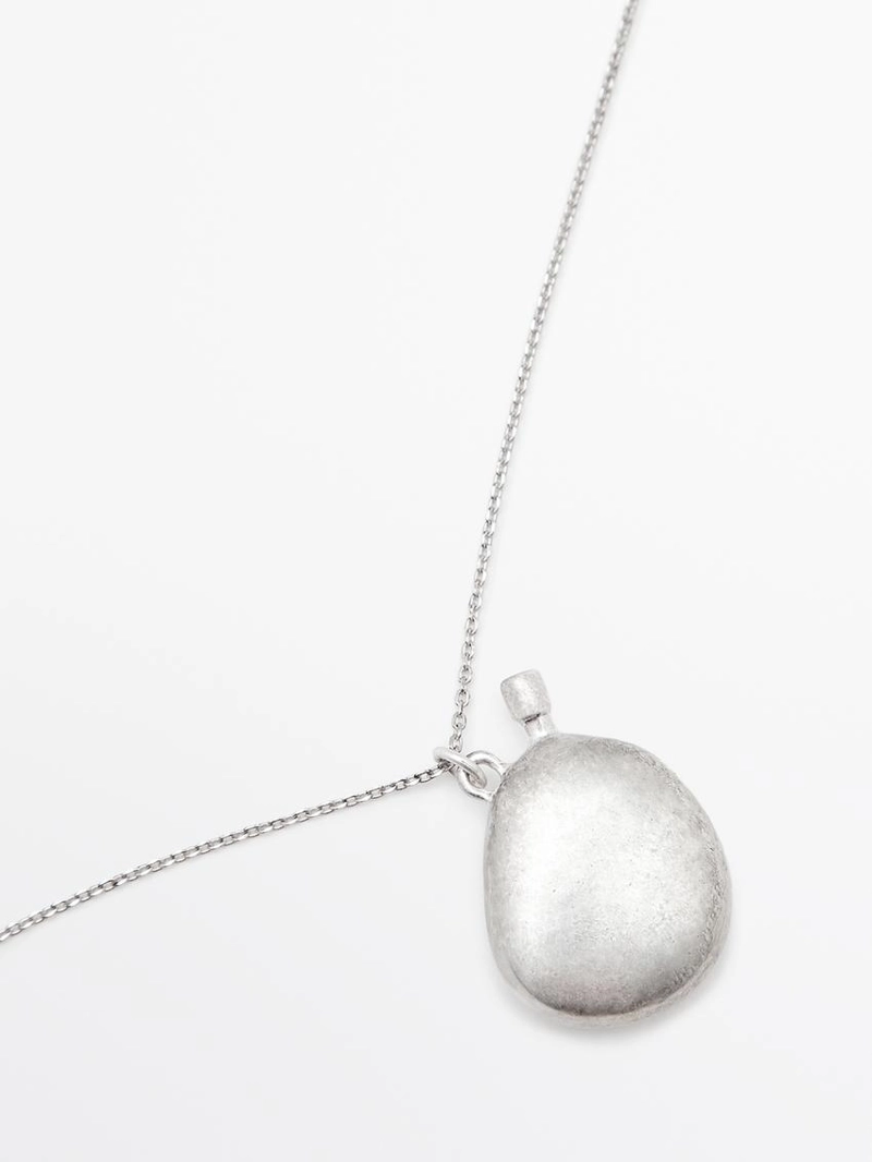 Ожерелье с металлическим подвеской