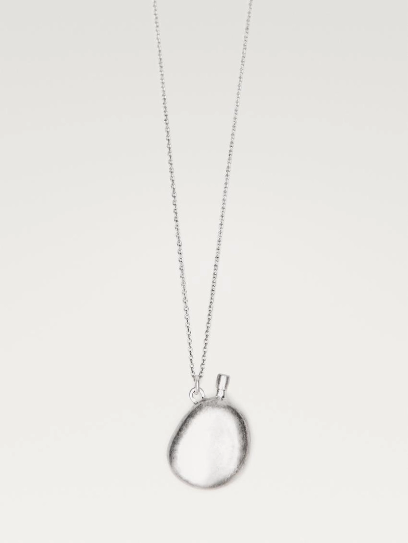 Ожерелье с металлическим подвеской