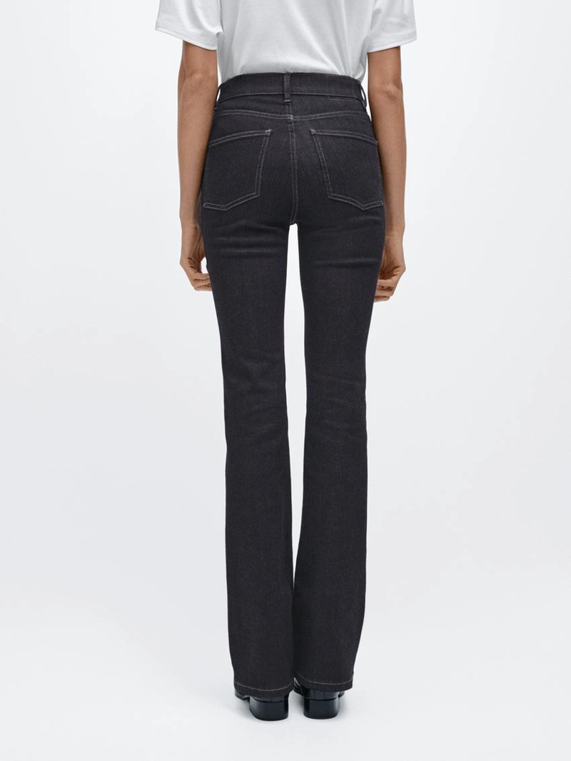 Джинсы с узкими брючинами и широким подолом на высокой талии