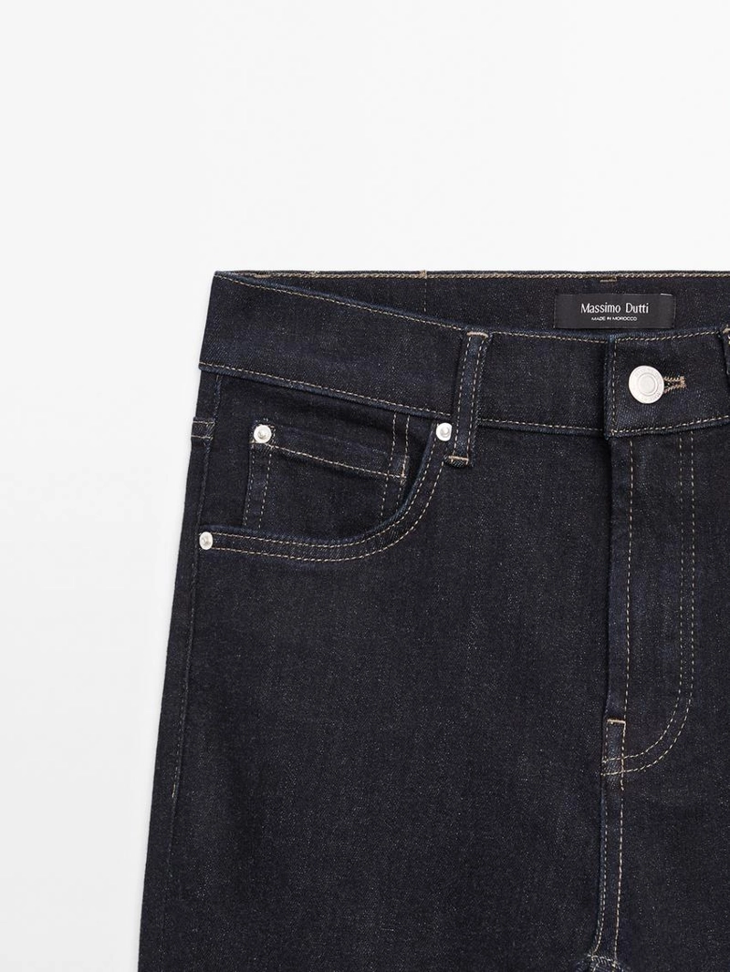 Джинсы с узкими брючинами и широким подолом на высокой талии