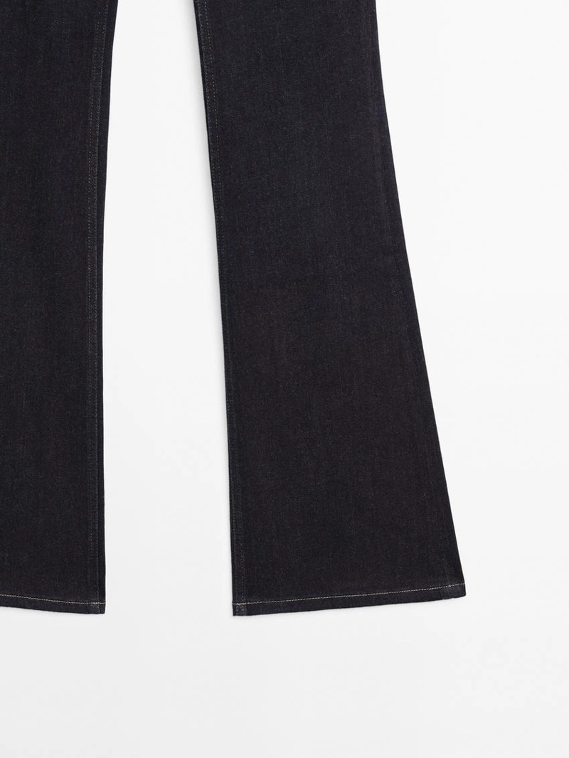 Джинсы с узкими брючинами и широким подолом на высокой талии